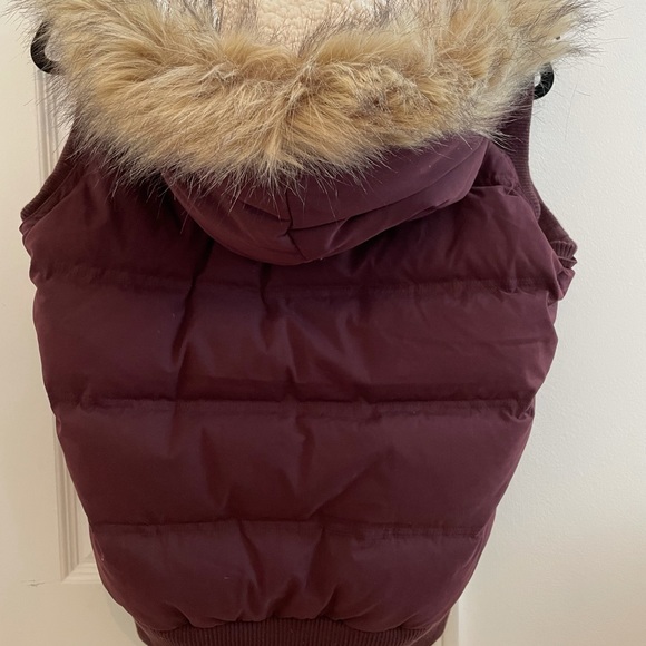 Fat face women’s burgundy vest removable fur hood - Picture 2 of 5